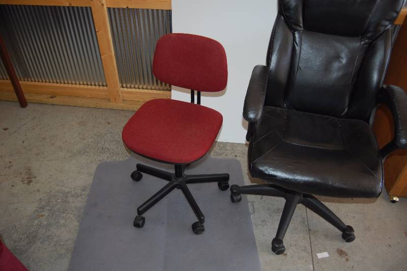 lot 461 image: Office Chairs and Floor Protector