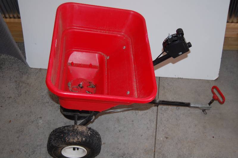 lot 463 image: Spreader