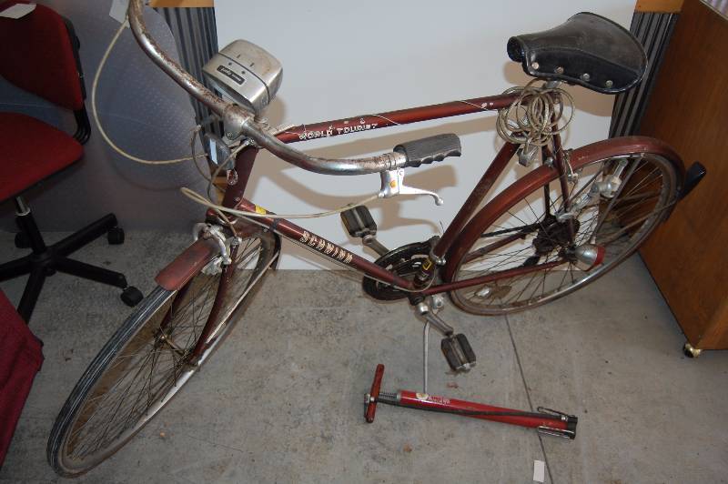 lot 466 image: Mens Bike