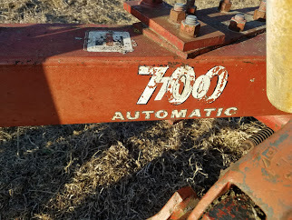 International 700 Automatic (5) Bottom Plow