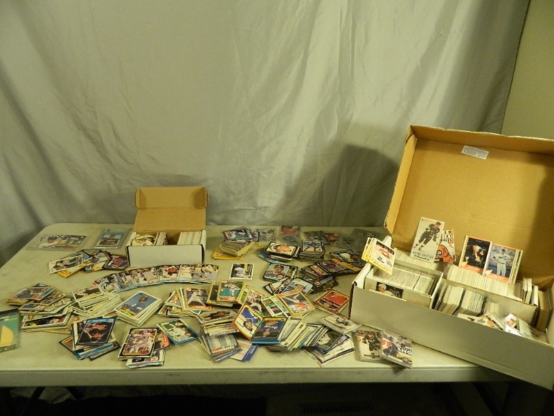 lot 9 image: Large Sports Card Collection