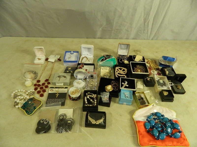 lot 1 image: Estate Jewelry