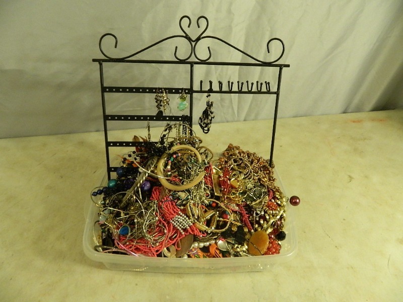 lot 10 image: Jewelry