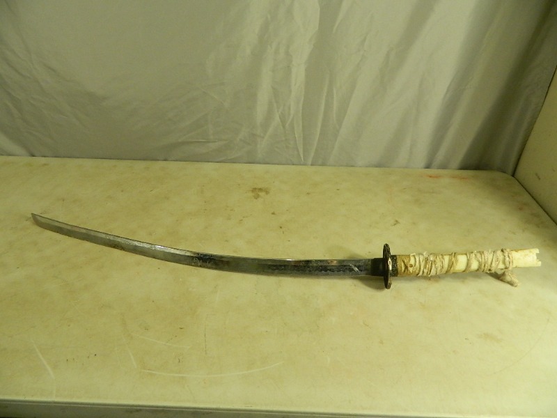 lot 16 image: Sword
