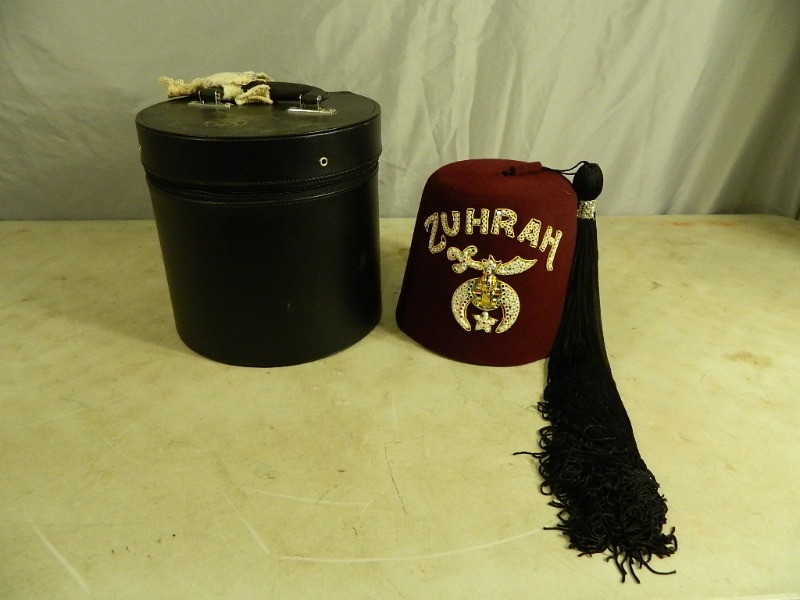lot 18 image: Vintage Zuhrah Shriners Hat with Hat Case