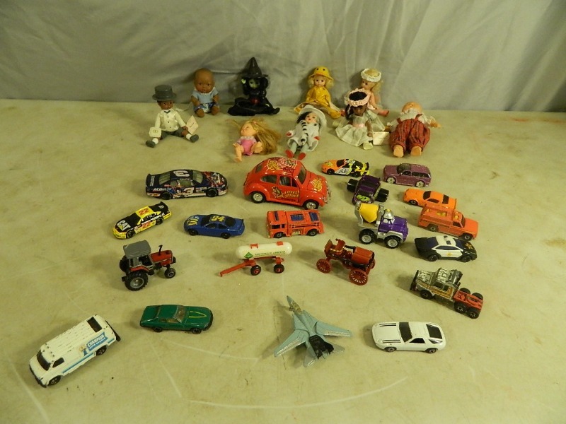 lot 20 image: Madame Alexander Collector Dolls and Matchbox Cars