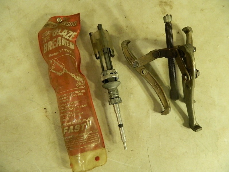 lot 29 image: 3 Jaw Puller and Hone