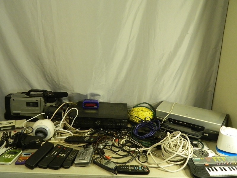 lot 100 image: Assorted Electronics