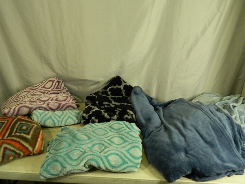 lot 128 image: Super Soft Fuzzy Blankets