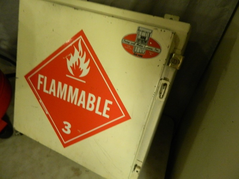 lot 45 image: Metal Box, Auto Jack, Air Comp