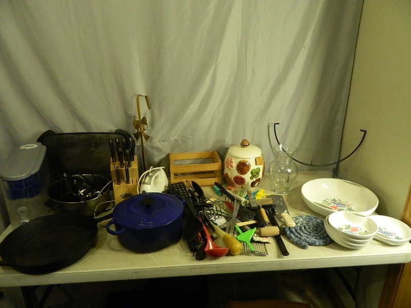 lot 152 image: Cast Iron Skillet, Kitchen Items, and More