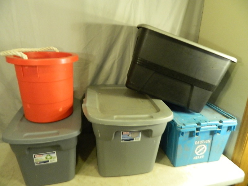 lot 154 image: 4 Totes and Tub