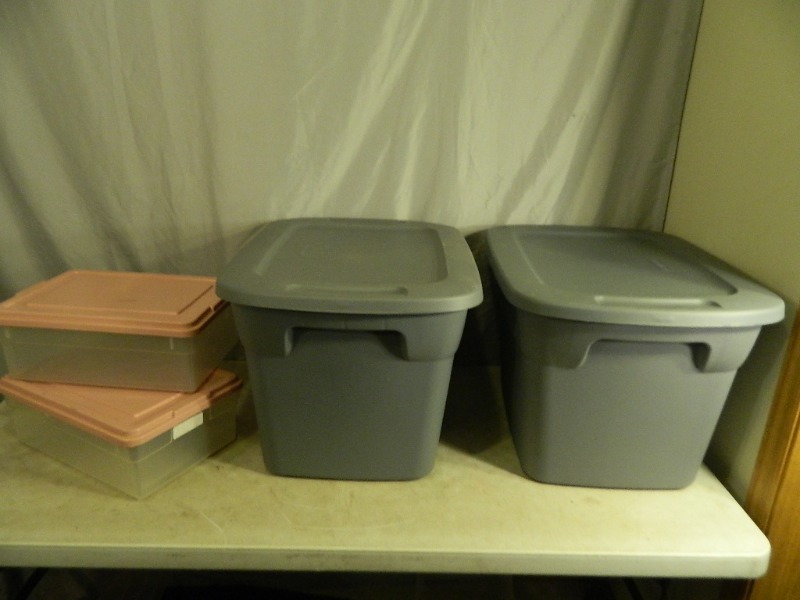 lot 155 image: 4 Assorted Totes with Lids