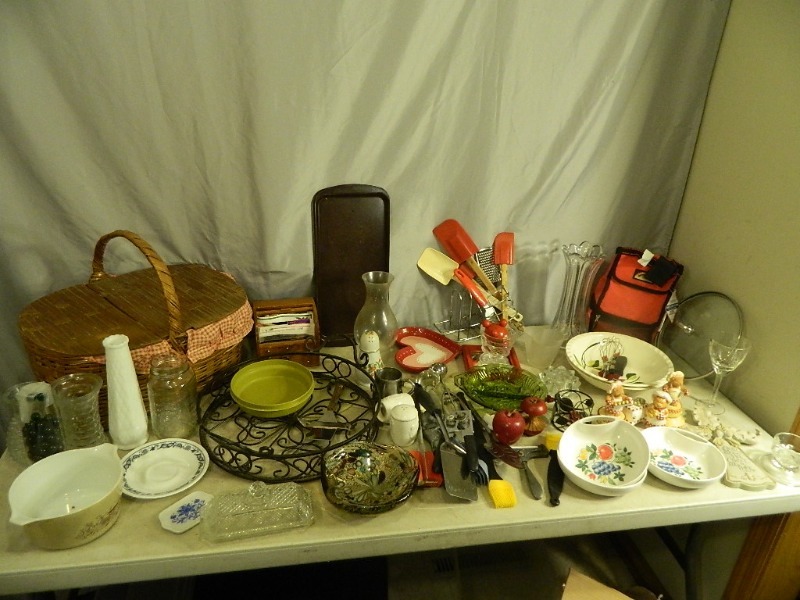 lot 156 image: Picnic Basket, New Lunchbox, and More