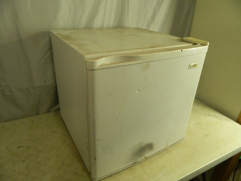 lot 157 image: Magic Chef Mini Fridge