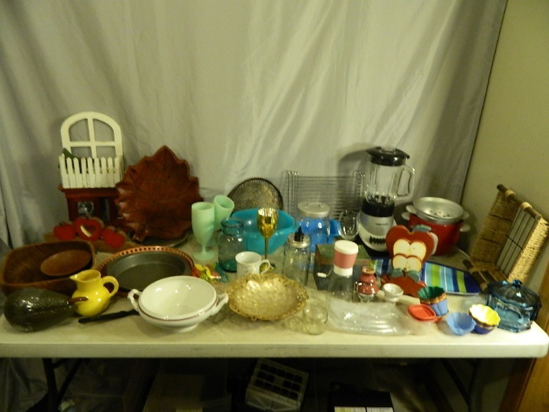 lot 163 image: Blender, Kitchen Items, and More