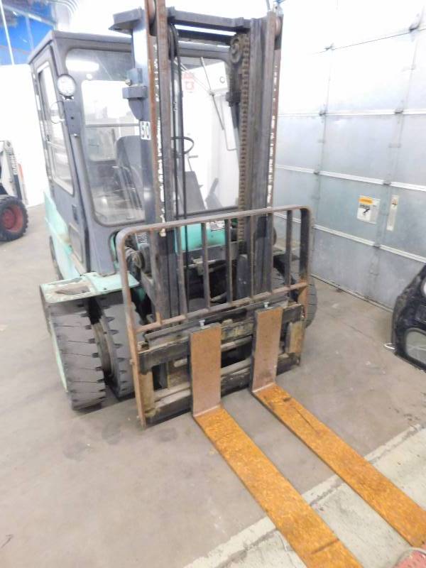 9000lb Mitsubishi FD40B Forklift