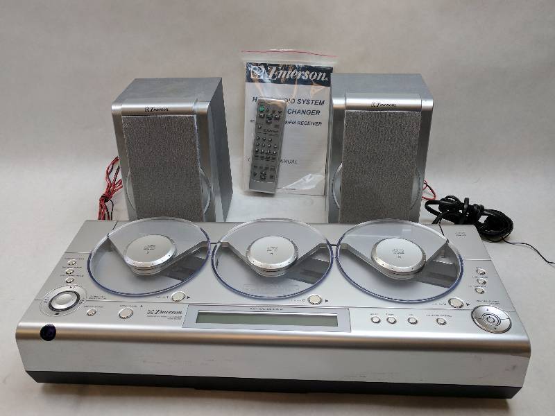 lot 46 image: Rare Emerson MS3103 3 Cd Audio System with 2 speakers AND Remote