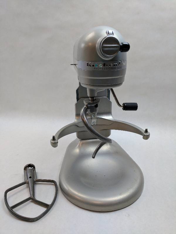 lot 9 image: KitchenAid Professional 600 Silver Mixer - FOR PARTS