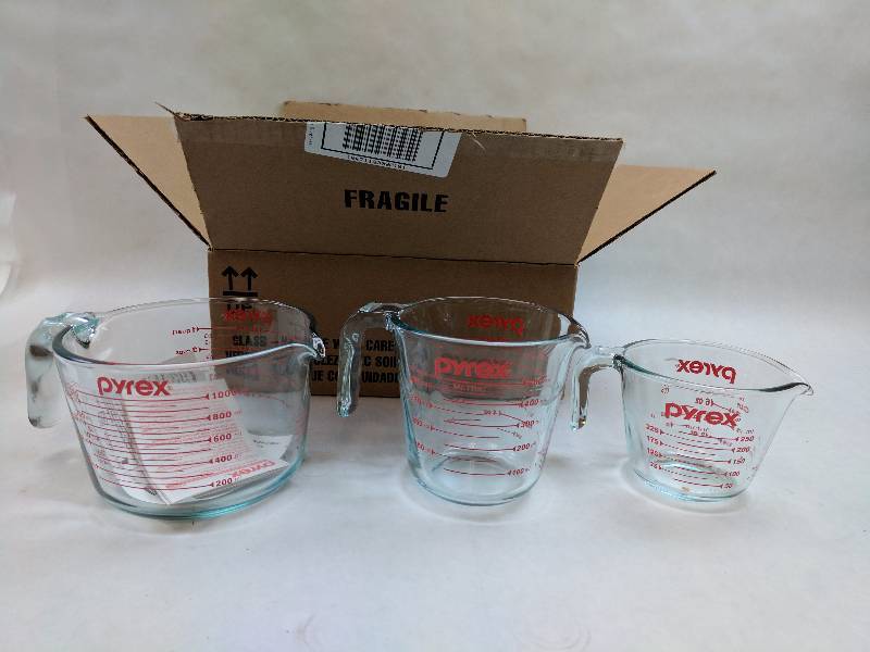 lot 27 image: Pyrex 3-Piece Glass Measuring Cup Set