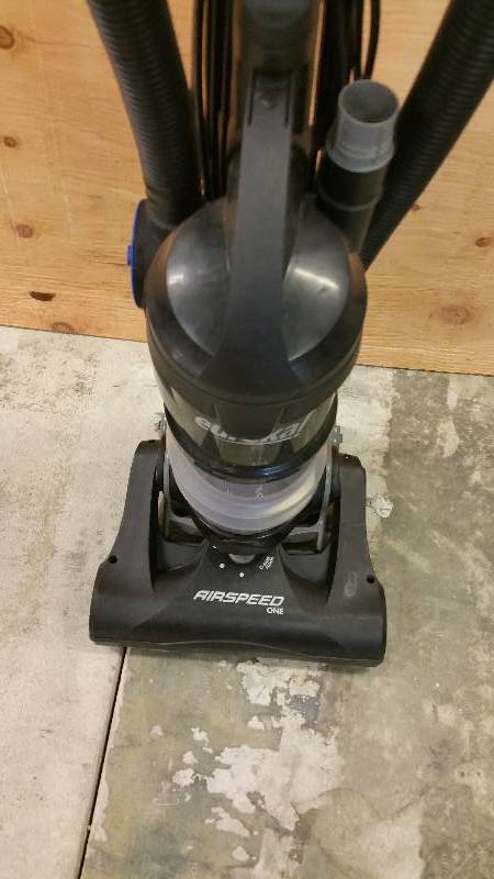 lot 391 image: Eureka Model AS2000 10 Amps Airspeed One Bagless Upright Vacuum GOOD WORKING CONDITION