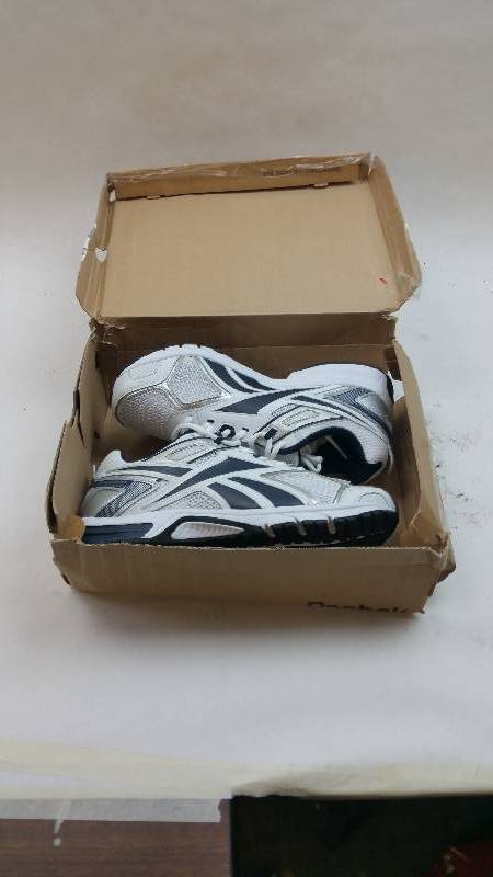 lot 526 image: Reebok Quickchase Size 9 X-Wide Mens Running Shoe WhiteNavy UNUSED