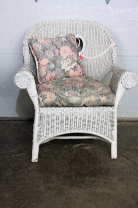 lot 1 image: Vintage Wicker Chair