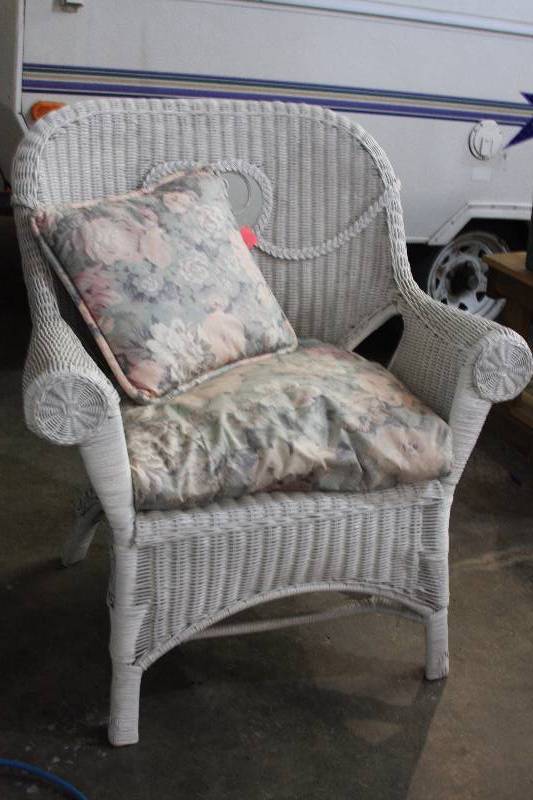 lot 2 image: Vintage Wicker Chair