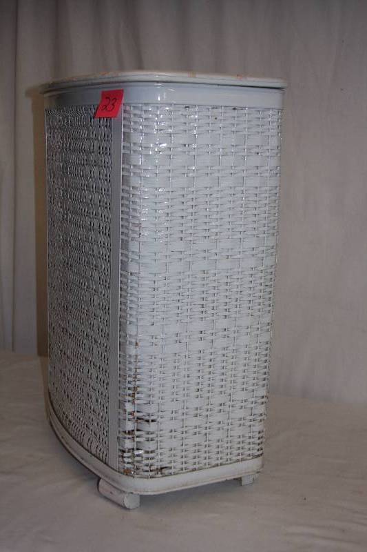 lot 23 image: Vintage Wicker Clothes Hamper
