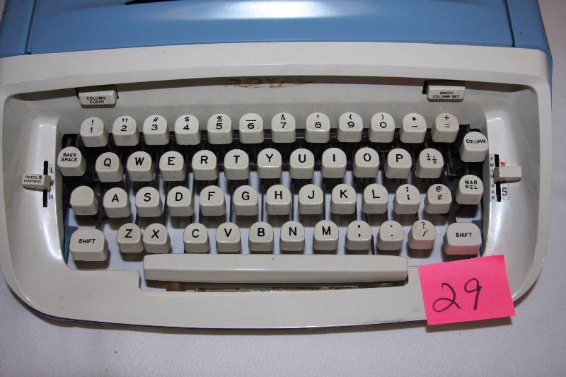 lot 29 image: Royal Typewriter