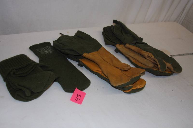 lot 45 image: Military Mittens