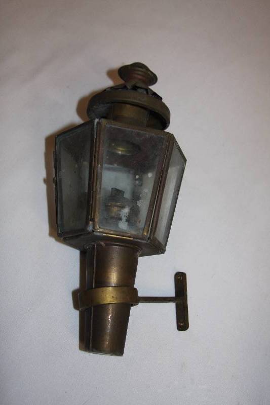 lot 50 image: Carriage Lanterns & Brass Car Horn