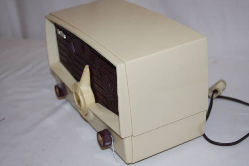 lot 54 image: Vintage Tube Radio