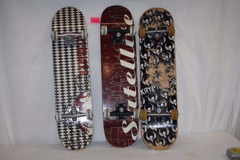 lot 57 image: Skateboards