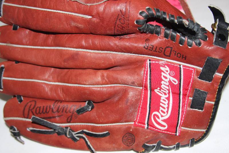 lot 62 image: Rawlings Sport Mitt