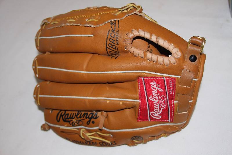 lot 63 image: Rawlings Sport Mitt