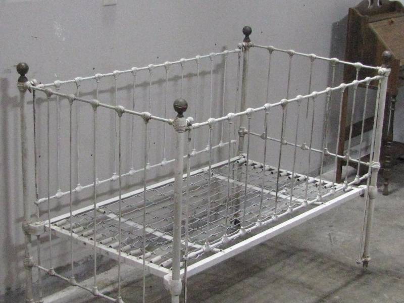 lot 1 image: Wrought Iron Baby Bed