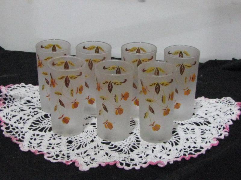 lot 8 image: Hall Jewel Tea Autumn Leaf Frosted Tumblers