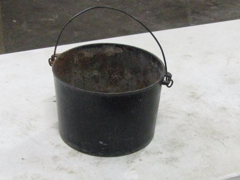 lot 17 image: Cast Iron Kettle