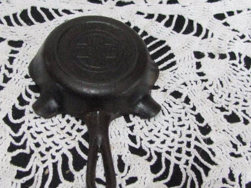 lot 41 image: Griswold Cast Iron Ashtray