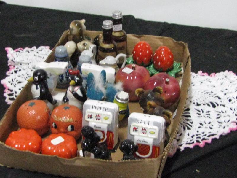 lot 44 image: Lot of Salt & Pepper Sets