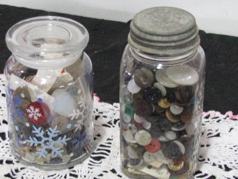 lot 67 image: Buttons