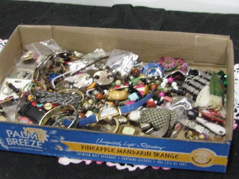lot 71 image: Jewelry Lot