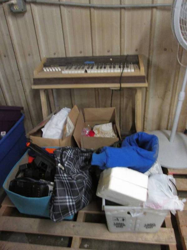 Lot of 4 boxes and electric organ ...
