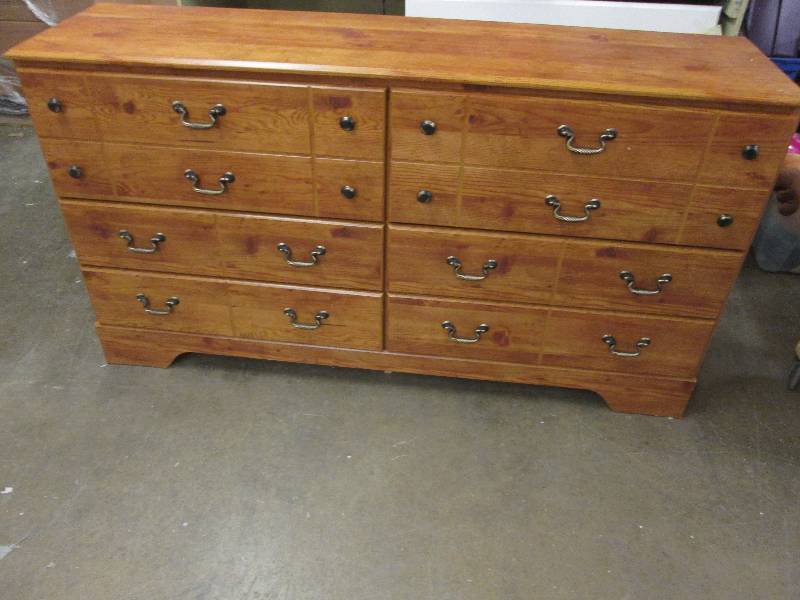Beautiful 6 Drawer Dresser...