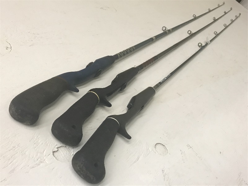 lot 5 image: Lot Of (3) 5.5 Medium Action Casti...