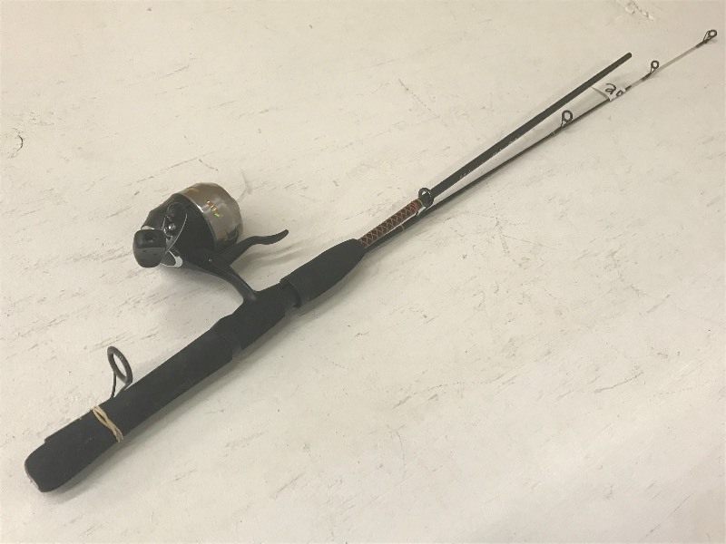 lot 25 image: Shakespeare Ugly Stick Two-Piece 5f...