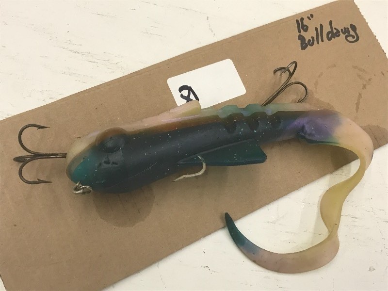 lot 81 image: 16 Bulldawg Muskie Lure ...