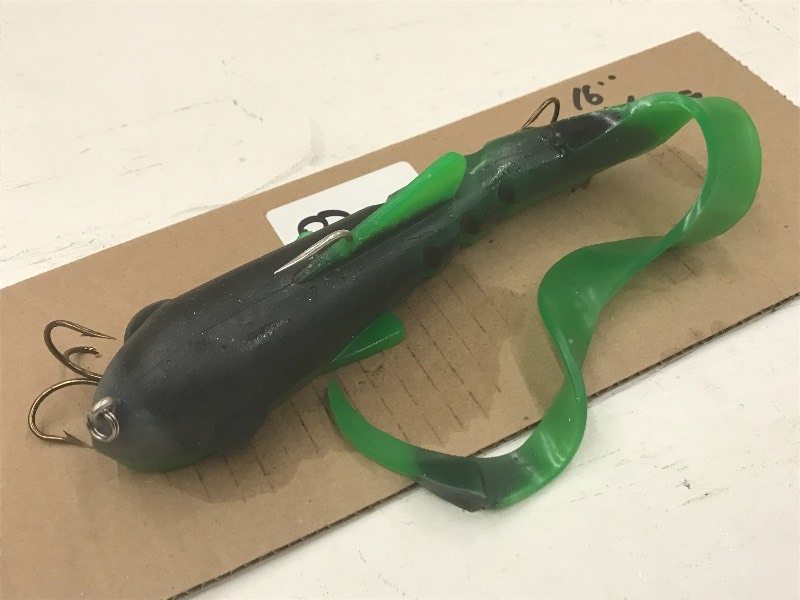 lot 82 image: 16 Bulldawg Muskie Lure ...