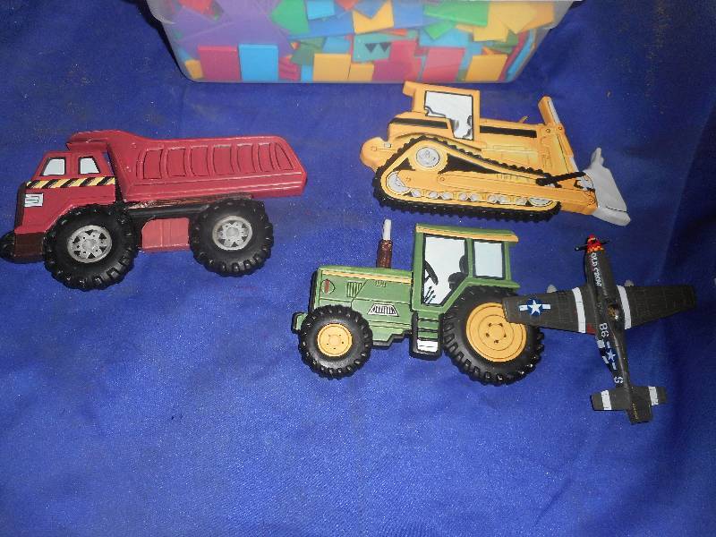 COLLECTIBLE TOYS AND WALL HANGINGS